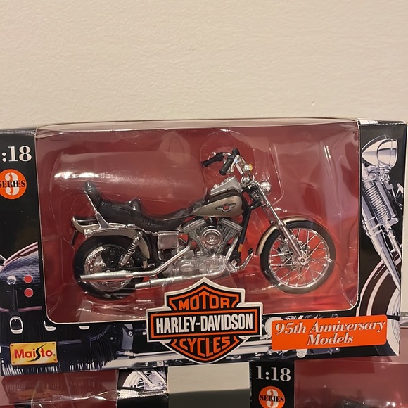 Harley Davidson Maisto Diecast 95th Anniversary Models Collectible Bikes 1:18 - Picture 3 of 14